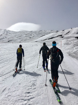 Ivan Jacoma sugli sci in montagna