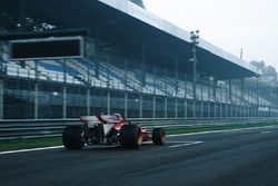 La Ferrari 312B percorre il rettifilo Tribune del Circuito di Monza per le riprese del documentario di cui è protagonista. Alla guida Paolo Barilla.