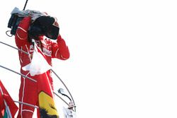 Le troisième, Sebastian Vettel, Ferrari, prend une caméra pour filmer le public depuis le podium