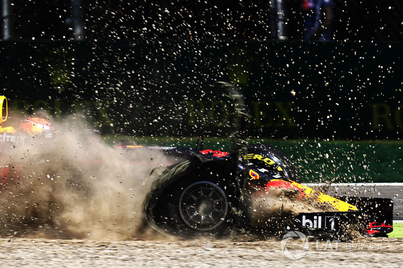 Max Verstappen, Red Bull Racing RB13, in the gravel