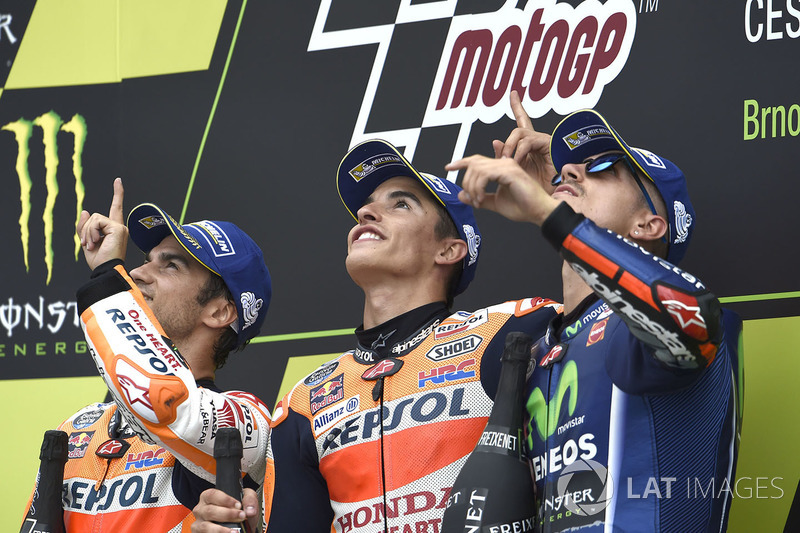 Maverick Viñales se recuperou da classificação ruim e terminou em terceiro. Em um pódio totalmente espanhol, todos relembraram Nieto.