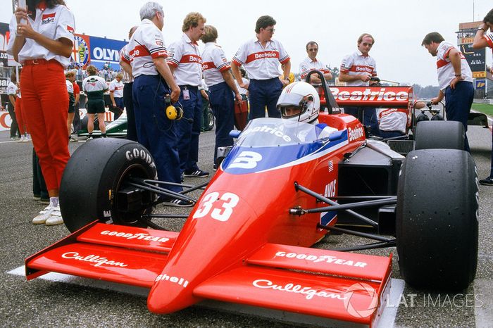 Alan Jones, Lola THL1-Hart, en la parrilla con Ross Brawn, jefe de aerodinámica