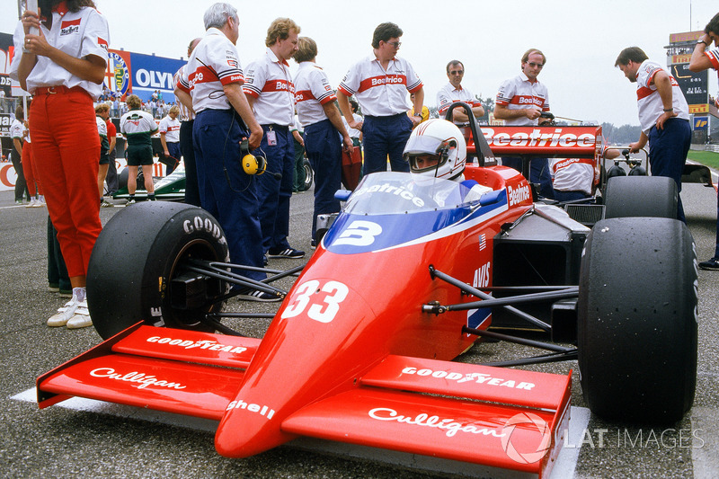 Alan Jones, Lola THL1-Hart, en la parrilla con Ross Brawn, jefe de aerodinámica