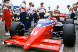 Alan Jones, Lola THL1-Hart, sur la grille de départ avec Ross Brawn, aérodynamicien en chef.