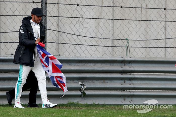 Enquanto isso, Lewis Hamilton interagia com os fãs.