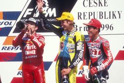 Podium : victoire pour Valentino Rossi, Aprilia, devant Jorge Martinez, Aprilia, et Tomomi Manako, Honda