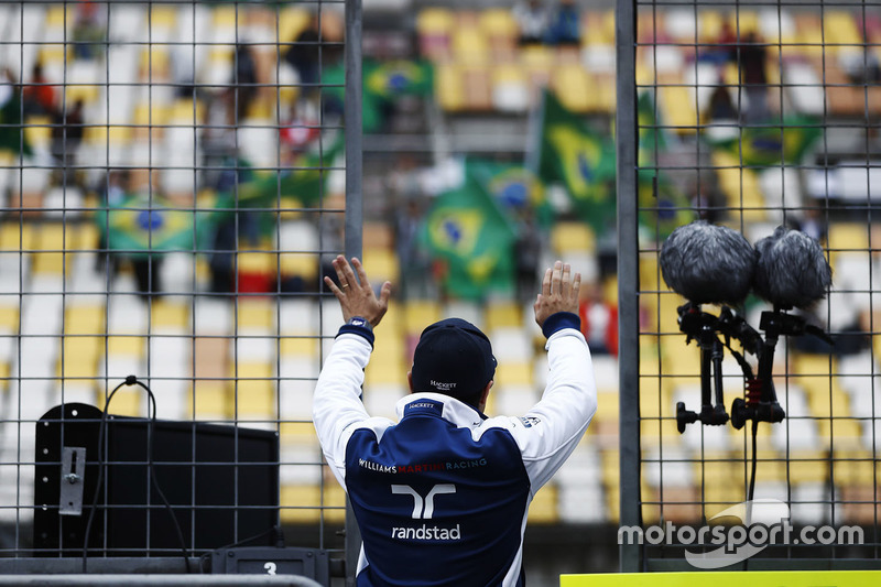 Felipe Massa, Williams, waves to fans