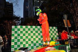 Lucas di Grassi, ABT Schaeffler Audi Sport, si esibisce lungo Marunouchi NakaDori Street