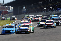 Start action Nestor Girolami, Polestar Cyan Racing, Volvo S60 Polestar TC1 leads