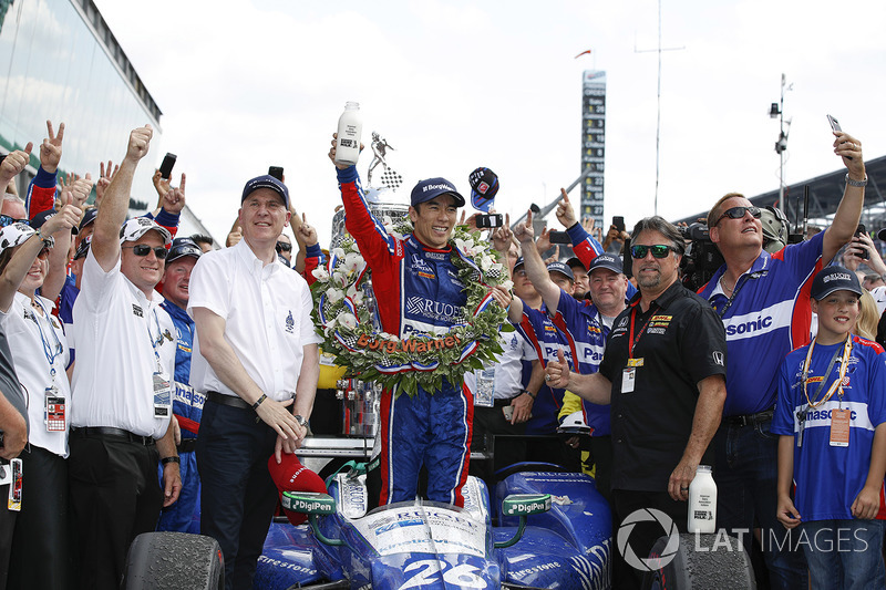Winner Takuma Sato, Andretti Autosport Honda celebrates
