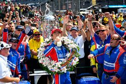 Takuma Sato, Andretti Autosport Honda celebrates the win in Victory Lane with milk