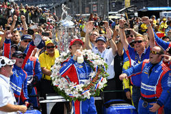 Takuma Sato, Andretti Autosport Honda celebrates the win in Victory Lane with milk