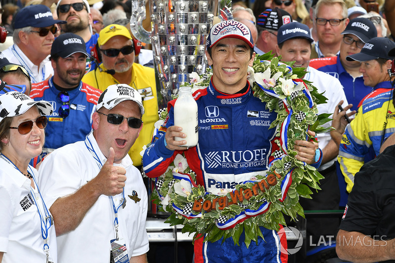 Takuma Sato, Michael Andretti, Andretti Autosport team owner celebrates the win in Victory Lane with milk