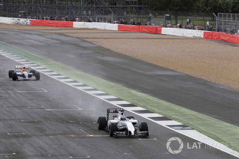 Paul di Resta leads Karun Chandhok, Williams FW14B Renault