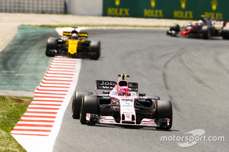 Esteban Ocon, Sahara Force India F1 VJM10, Nico Hulkenberg, Renault Sport F1 Team RS17