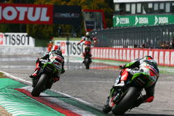 Le vainqueur Chaz Davies, Ducati Team, le deuxième, Jonathan Rea, Kawasaki Racing, le troisième, Tom Sykes, Kawasaki Racing