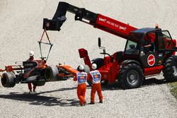 Marshals remove the car of Stoffel Vandoorne, McLaren MCL32