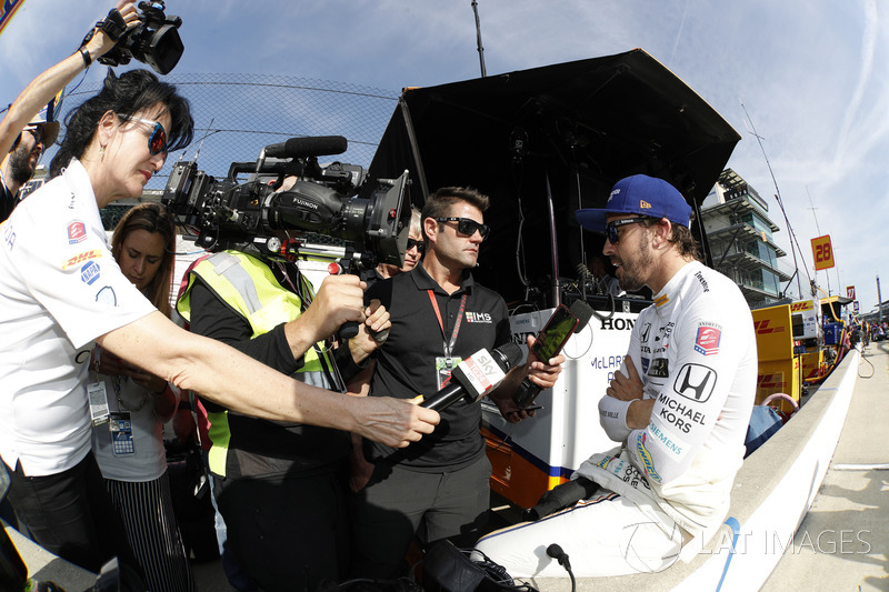 Fernando Alonso, Andretti Autosport Honda and media mob