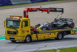 De auto van Romain Grosjean, Haas F1 Team VF-17 wordt geborgen