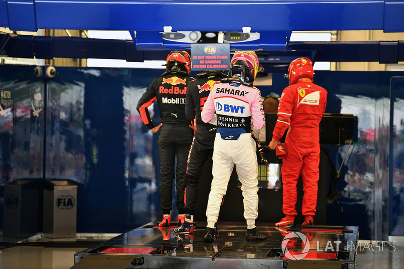 Daniel Ricciardo, Red Bull Racing, Sergio Perez, Sahara Force India and Kimi Raikkonen, Ferrari