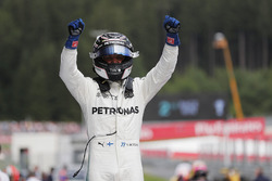 Valtteri Bottas, Mercedes AMG F1 W08, celebrates victory in parc ferme