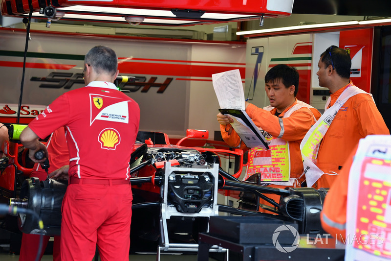 Ferrari SF70H в гараже