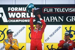 Podium: race winner Gerhard Berger, Ferrari, second place Ayrton Senna, Team Lotus, third place Stefan Johansson, McLaren