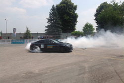 Valtteri Bottas si esibisce in un burn out sulla Mercedes C63 AMG