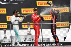 Podium: winnaar Lewis Hamilton, Mercedes AMG, tweede plaats Sebastian Vettel, Ferrari, derde plaats