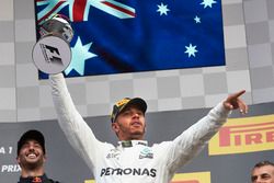 Le vainqueur Lewis Hamilton, Mercedes AMG F1, avec son trophée