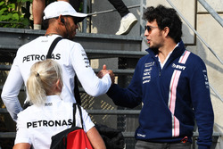Льюис Хэмилтон, Mercedes AMG F1, и Серхио Перес, Sahara Force India F1