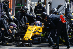 Jolyon Palmer, Renault Sport F1 Team RS17, au stand