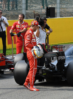 Sebastian Vettel, Ferrari, inspiziert das Auto von Lewis Hamilton, Mercedes AMG F1 W08