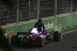 Daniil Kvyat, Scuderia Toro Rosso STR12, retires, technical issues