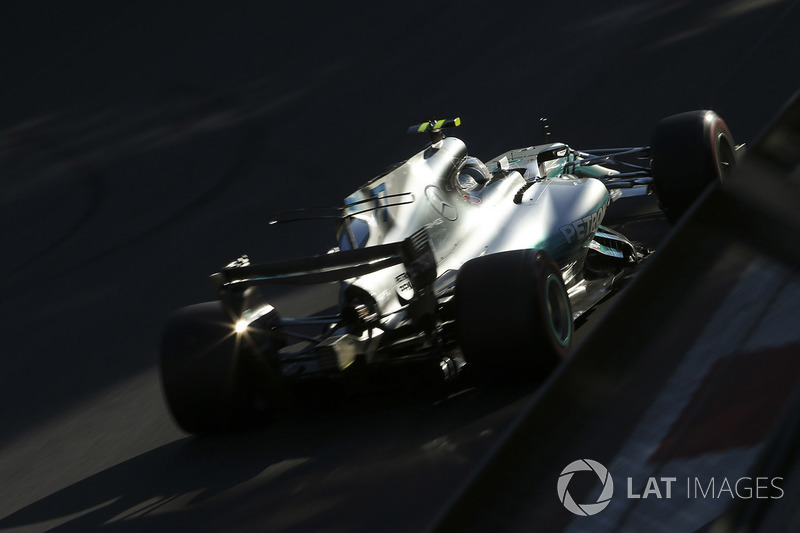 Bandiera a scacchi - Valtteri Bottas, Mercedes AMG F1 W08 e Lance Stroll, William W40