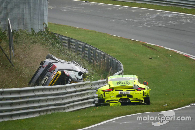 Unfall Kevin Estre, Matteo Cairoli, Manthey Racing, Porsche 911 GT3-R, Reiner Thomas, Manfred Schmitz, BMW 318is