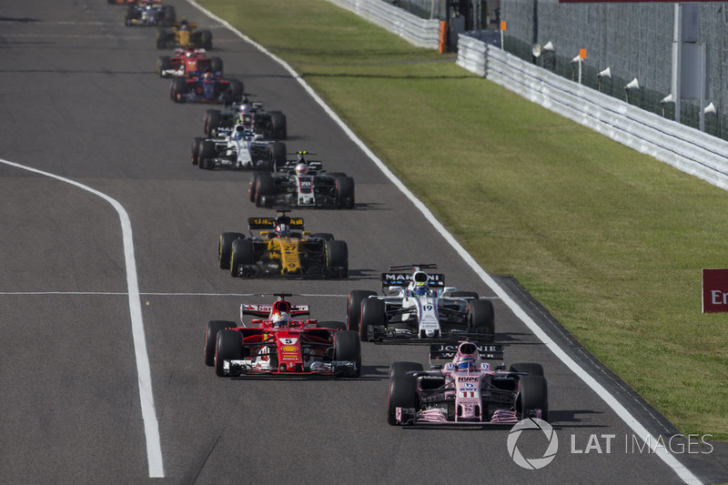 Sergio Pérez, Sahara Force India VJM10 y Sebastian Vettel, Ferrari SF70H