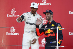 Il vincitore della gara Lewis Hamilton, Mercedes AMG F1, il terzo classificato Daniel Ricciardo, Red