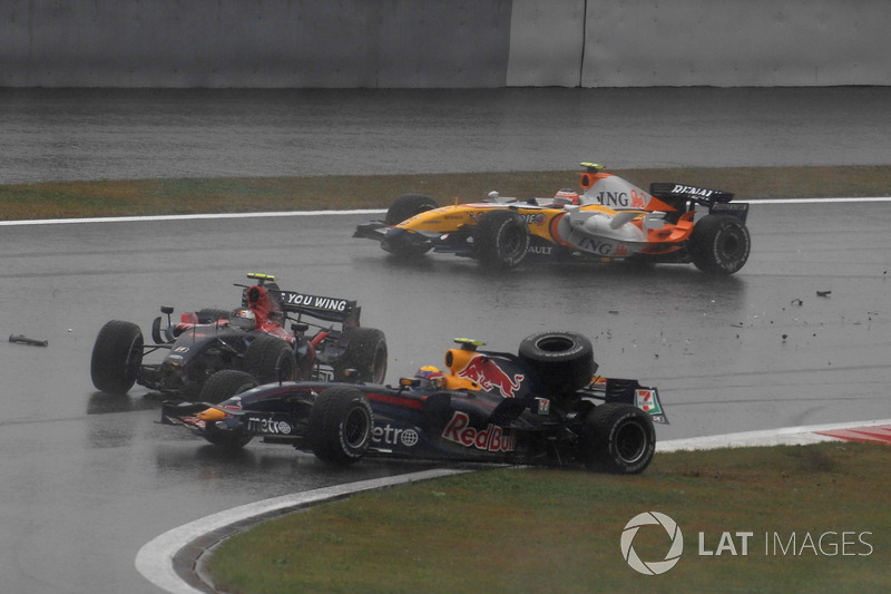 Sebastian Vettel, Toro Rosso STR02, Mark Webber, Red Bull Racing RB3. Al Fuji una delle peggiori giornate di Seb