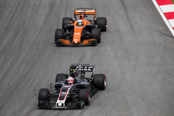 Kevin Magnussen, Haas F1 Team VF-17, Fernando Alonso, McLaren MCL32