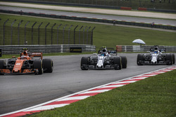 Stoffel Vandoorne, McLaren MCL32 in lotta con Lance Stroll, Williams FW40 e Felipe Massa, Williams F