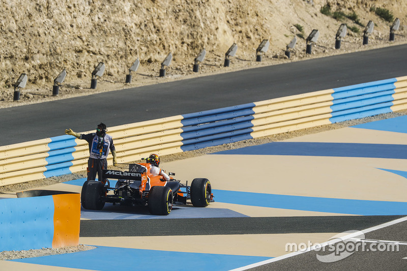 Na pista, Stoffel Vandoorne continuou sua saga na McLaren e parou o carro na pista.