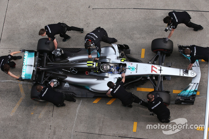 Valtteri Bottas, Mercedes AMG F1 W08, makes a stop during Qualifying