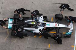 Valtteri Bottas, Mercedes AMG F1 W08, makes a stop during Qualifying