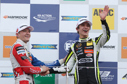 Podio: Ganador de la carrera Lando Norris, Carlin, Dallara F317 - Volkswagen, el segundo lugar Jake