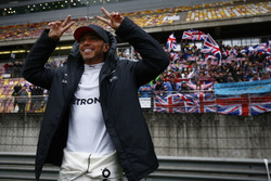 Lewis Hamilton, Mercedes AMG, feiert vor der Tribüne mit britischen Flaggen