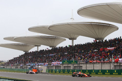 Fernando Alonso, McLaren MCL32 y Sergio Pérez, Force India VJM10