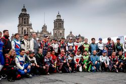 Gruppenfoto: Fahrer und Beifahrer der WRC-Saison 2017