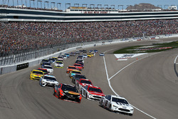 Start: Brad Keselowski, Team Penske Ford, Martin Truex Jr., Furniture Row Racing Toyota lead