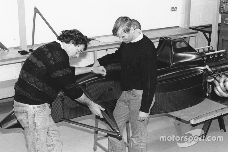 Gary Anderson (solda), Jordan 191 montajı sırasında